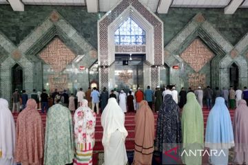 Seratusan warga Makassar tunaikan shalat gerhana matahari