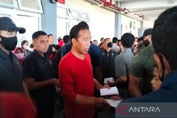 Presiden Jokowi bagi sembako ke buruh gendong pasar di Solo