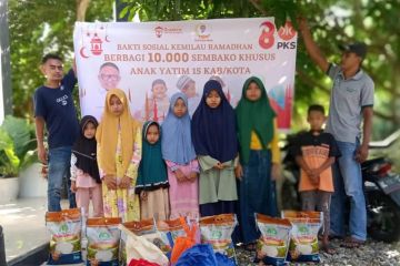 Anggota DPR RI bagikan 10.000 paket Lebaran kepada anak yatim Aceh