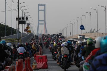 Polisi longgarkan pengamanan arus mudik di Jembatan Suramadu