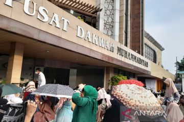 Gerimis tipis warnai shalat Id di lapangan Gedung PP Muhammadiyah