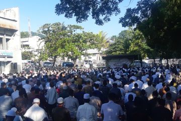 Ribuan umat Islam Kota Jayapura shalat id di halaman parkir Uncen