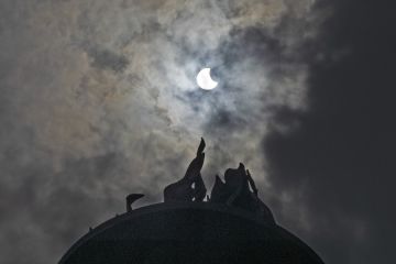 Album Asia: Fenomena gerhana matahari hibrida pukau penduduk Indonesia