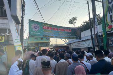 Masyarakat melaksanakan sholat Idul Fitri