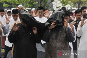 Khusyuk shalat Idul Fitri saat gerimis di Jakarta