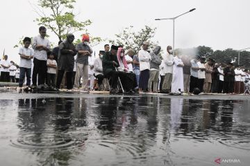 Kemarin, shalat Id Jumat hingga potongan tol untuk arus balik