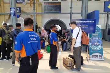 Pendapatan porter Stasiun Pasar Senen meningkat 70 persen saat mudik