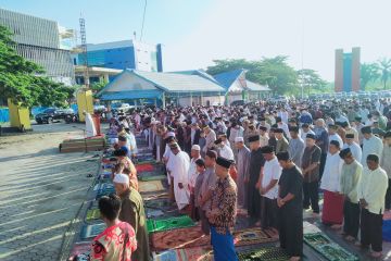 Pemuda adat Dayak jaga masyarakat Tanjung Selor saat Shalat Id