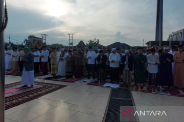 Gubernur dan masyarakat Bengkulu gelar shalat Id di Mesjid Raya