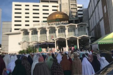 Ribuan warga shalat Idul Fitri di Masjid Agung Sumut