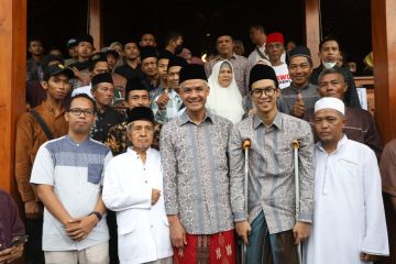 Keluarga besar istri Ganjar Pranowo asuh sejumlah pondok pesantren