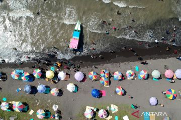 Libur lebaran di pantai utara Jawa