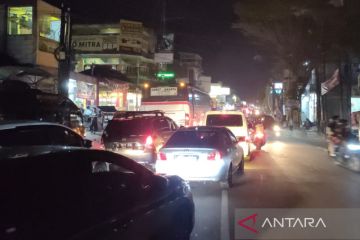 Jalur Garut menuju Bandung padat kendaraan Minggu malam