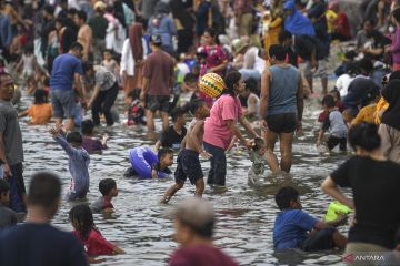 Jakarta kemarin, wisata ke Ancol hingga pemilir padati stasiun