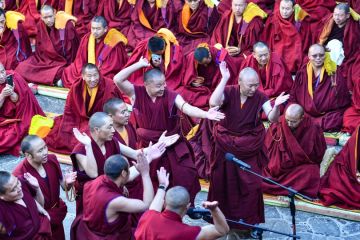 13 biksu Tibet raih gelar Geshe Lharampa