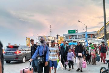 H+1, penumpang pejalan kaki terus padati Pelabuhan Bakauheni