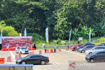 Pemudik pilih tunggu pembukaan "one way" di Gerbang Tol Kalikangkung