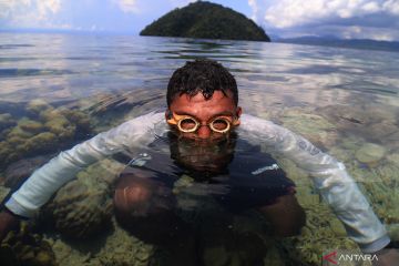 Mencari ikan menggunakan alat tradisional di Pulau Bacan