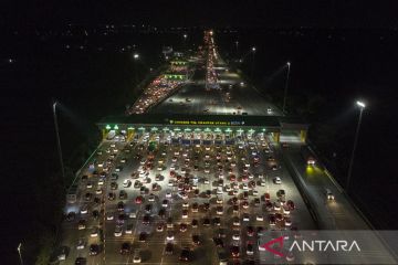 Suasana arus balik H+3 Lebaran di Tol Cikampek