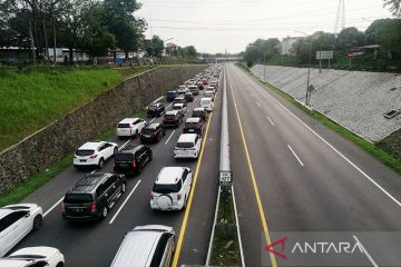 Arus balik arah Jakarta di Tol Semarang padat merayap