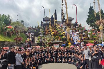 Pakis Bali edukasi jaga kebersihan lingkungan di Pura Agung Besakih