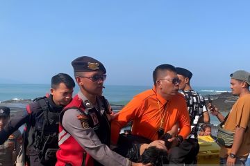 Tim SAR selamatkan wisatawan Bogor nyaris hilang tenggelam di laut