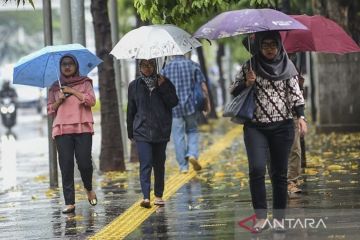Sebagian DKI diperkirakan hujan pada Senin siang hingga malam
