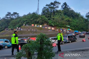 Arus lalu lintas di jalur Puncak berangsur normal setelah macet total