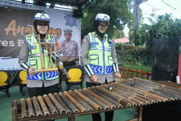 Teras Angklung Polres Bogor di Simpang Gadog
