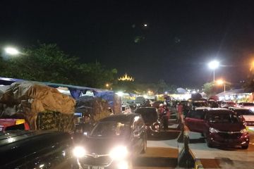 Kantong parkir di Pelabuhan Bakauheni dipadati pemilir di malam hari