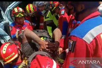 Petugas Gulkarmat Jaktim evakuasi penumpang Jaklingko yang terjepit