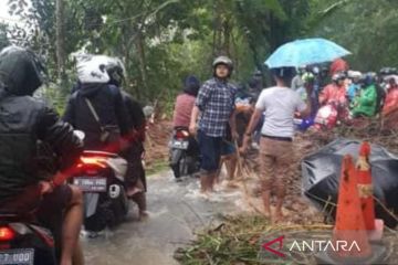 Pemudik diminta waspada saat melintas jalur rawan longsor Cianjur