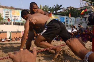 Menilik keseruan kompetisi gulat tradisional di Bangladesh
