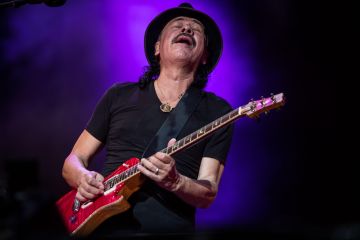 Sony Pictures peroleh hak rilis dokumenter dewa gitar Carlos Santana