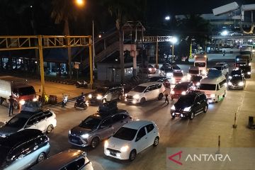 Sejumlah kendaraan padati Pelabuhan Bakauheni pada malam hari