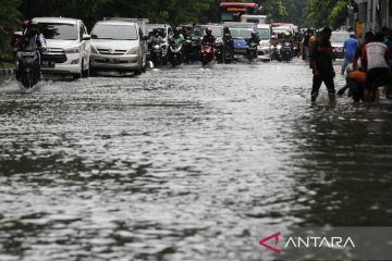 Banjir rendam jalan Mayjen Sungkono Surabaya