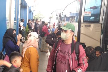 Pemilir di terminal terpadu Pulo Gebang diimbau tetap gunakan masker