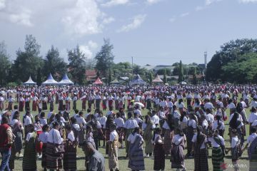 Ribuan pelajar di Kota Kupang ikut tarian Lufut