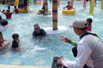 Pengunjung Lebaran naik, kolam renang di Tangerang dicek Dinkes