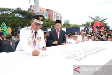 Mendagri dan ratusan kepala daerah menandatangani prasasti Otda ke-27