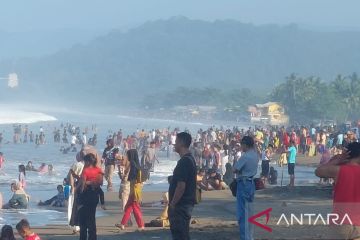 Wisatawan masih padati objek wisata pantai selatan Sukabumi Jawa Barat