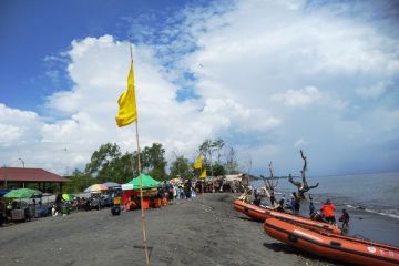 Lebaran Topat, bendera peringatan dipasang BPBD Mataram di pantai