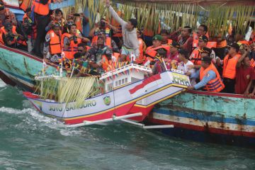 Ratusan perahu nelayan iringi tradisi lomban kupatan Jepara