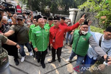 Hasto Kristiyanto sambut kedatangan Mardiono di Kantor PDIP