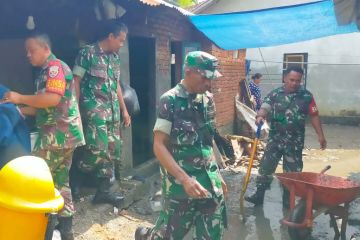 TNI membantu korban banjir Lombok Tengah bersihkan sisa genangan