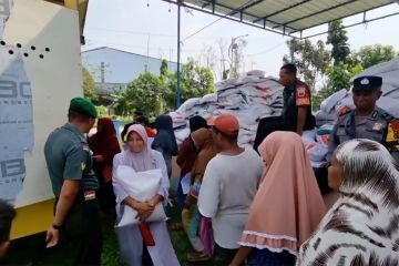 Antusias warga Kota Medan saat terima 10 kilogram beras gratis