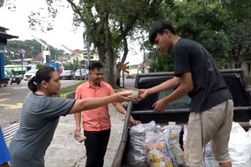 Berburu pahala Ramadhan, perempuan di Bandung bagikan makanan gratis