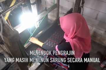 Menengok pengrajin yang masih menenun sarung secara manual