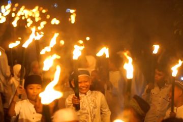 Menyaksikan kemeriahan pawai obor dan takbiran di Kota Gorontalo