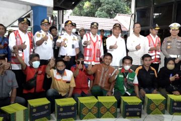 Momen Menko PMK dan Menhub bukber dengan petugas PO bus